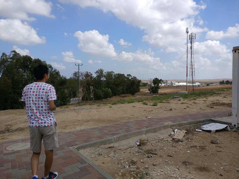  Peering towards Gaza, on the edge of the Negev 